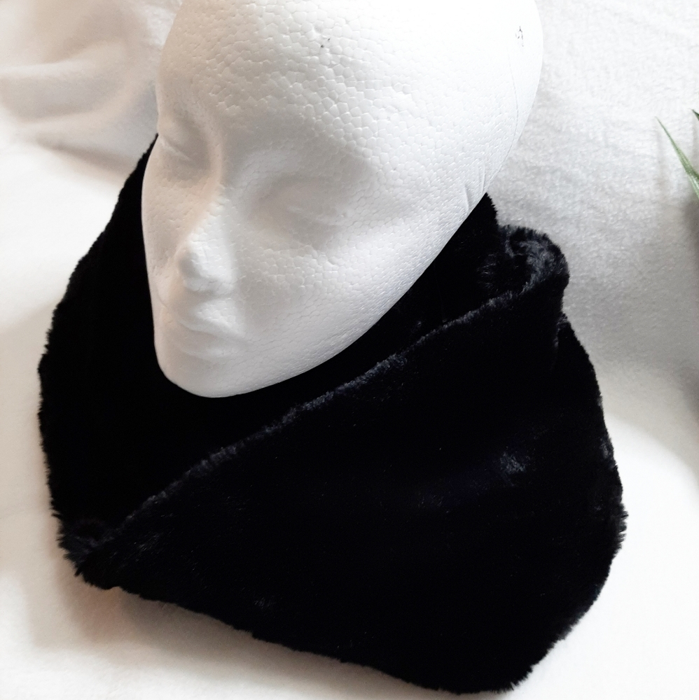 West Loop Black  Faux Fur Infinity Scarf‎ Onesize